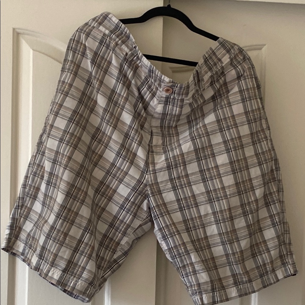 Vans Plaid Shorts in Brown and White. Size 38